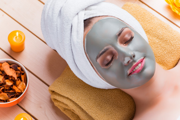پاکسازی پوست یکی از شاخص ترین خدمات برای بهبود بافت پوست و شادابی آن است که به صورت ماهانه انجام میگیرد
